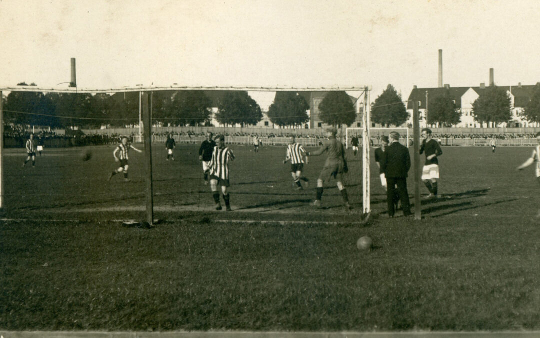 IK Sleipner besegrade AIK med 5-1 i SM-kvartfinalen på Idrottparken 1920. Fotot ur IFK Norrköpings arkiv, Norrköpings stadsarkiv.