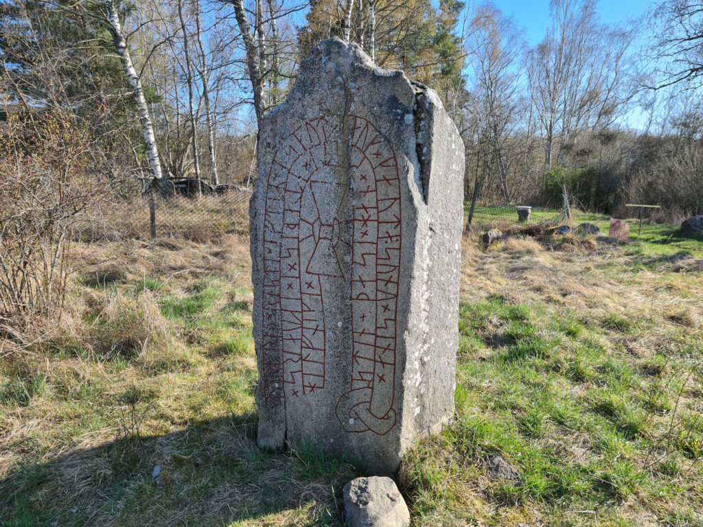 Runstenen vid Bjällbrunna år 2021. Foto: Peter Kristensson/Klingsbergs Förlag