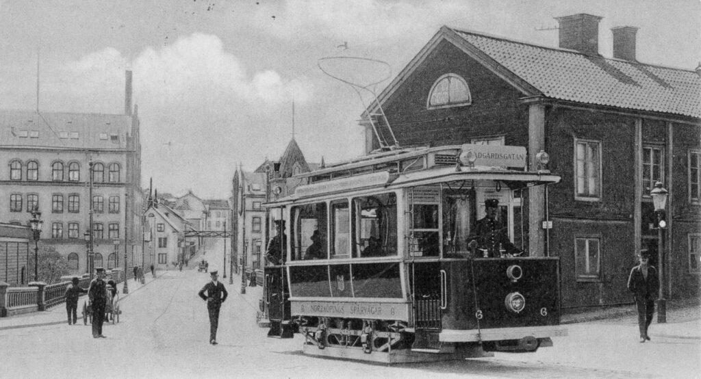 En spårvagn passerar Skvallertorget. Foto: Norrköpings stadsarkivs samlingar