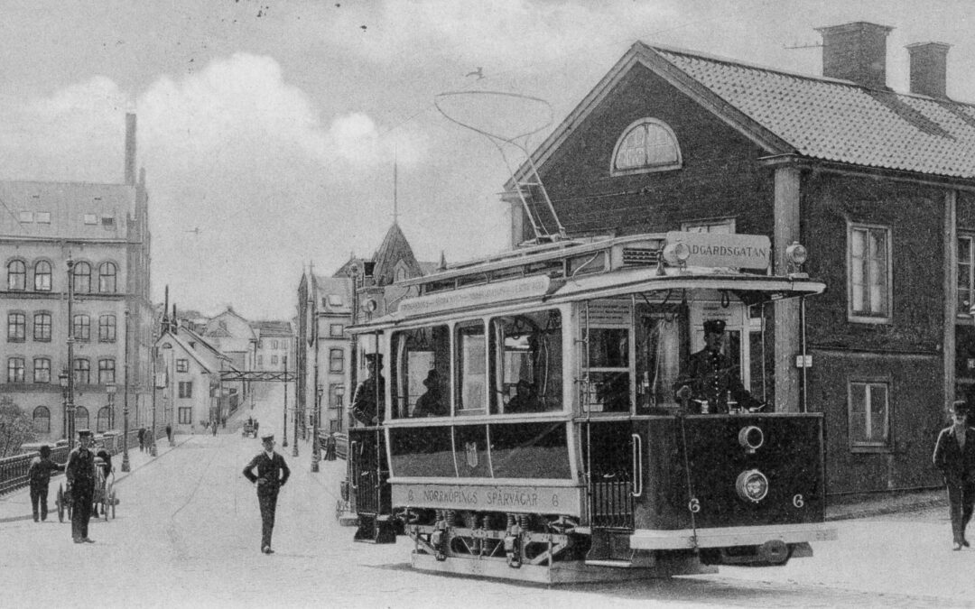 En spårvagn passerar Skvallertorget. Foto: Norrköpings stadsarkivs samlingar